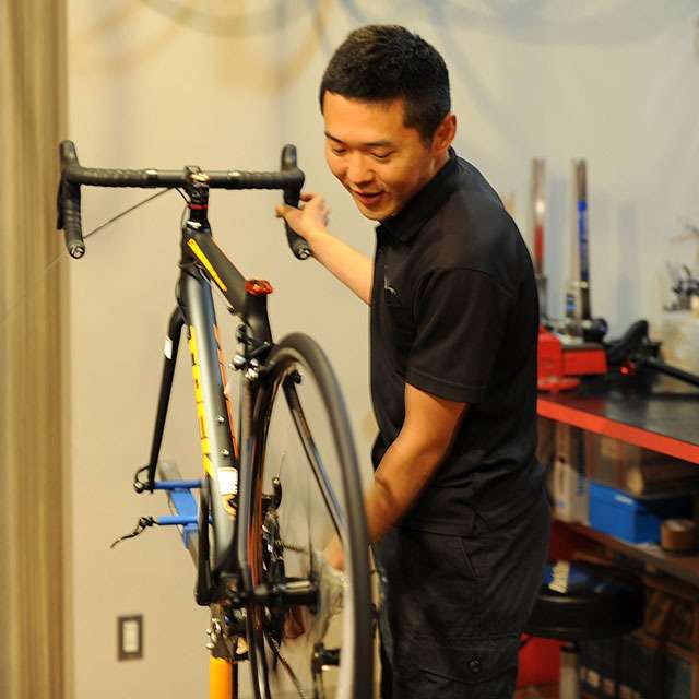 自転車を整備するメカニックスタッフ