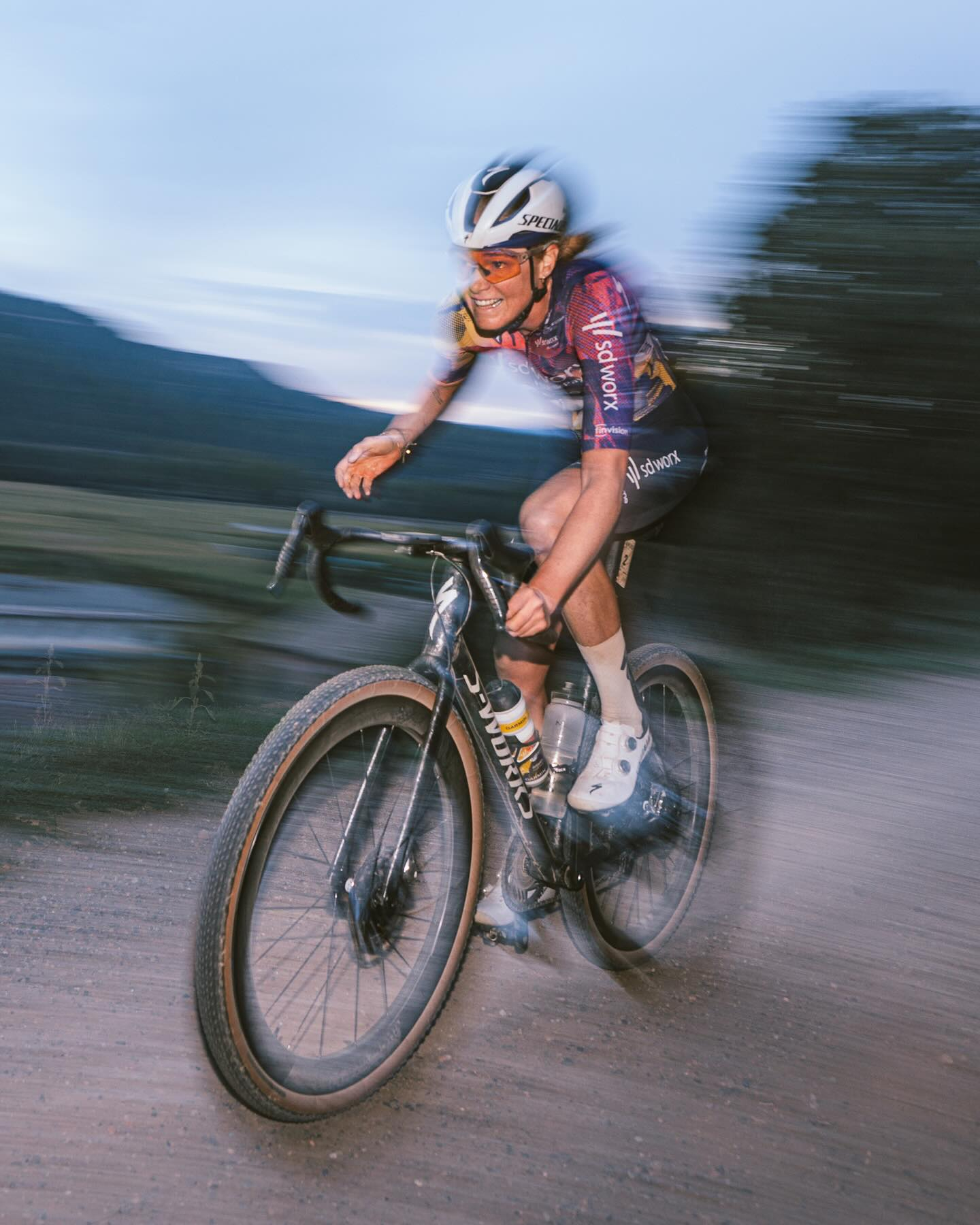 フラット形状が導く、最速のグラベルホイール。