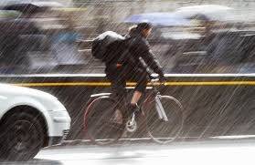 E-bikeは雨の日でも大丈夫？保証や泥はね対策までお答えします